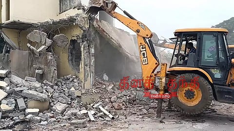 பெரிய ஏரி நீர்ப்பிடிப்பு பகுதியில் ஆக்கிரமிப்பு கடைகள் அகற்றம்