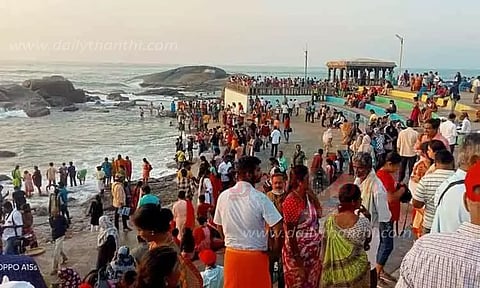 கன்னியாகுமரியில் குவிந்த சுற்றுலா பயணிகள்