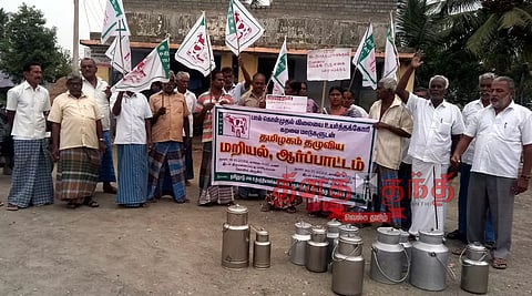 புதுச்சத்திரம் அருகே பால் உற்பத்தியாளர்கள் சங்கத்தினர் ஆர்ப்பாட்டம்