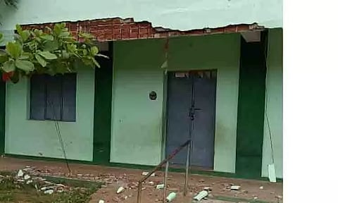 அரசு தொடக்கப்பள்ளி கட்டிட முகப்பு இடிந்து விழுந்தது