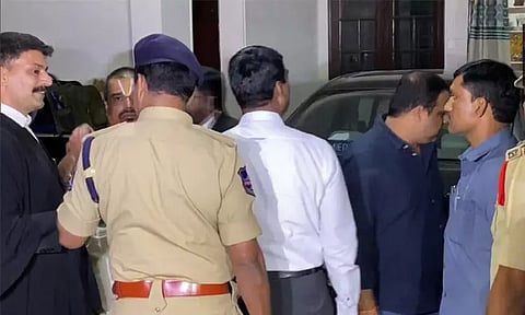 தெலுங்கானாவில் ஆளுங்கட்சி எம்.எல்.ஏ.க்களை ரூ.400 கோடிக்கு பேரம் பேசிய 3 பேர் சிறையில் அடைப்பு!