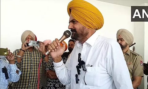 எனது மகனை திட்டமிட்ட முறையில் கொலை செய்துள்ளனர்: பாடகர் சித்து மூஸ்வாலாவின் தந்தை வேதனை