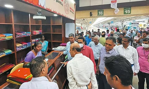 ரெயில்வே வாரியத்தின் தலைவர் 2-வது நாளாக ஆய்வு; ரெயில் பயணிகளிடம் உரையாடினார்