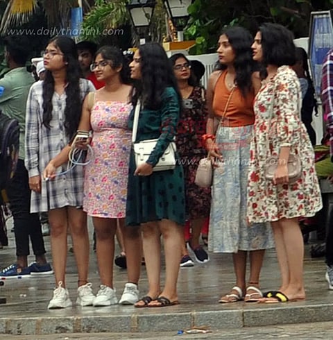 கடற்கரையில் குவிந்த சுற்றுலா பயணிகள்