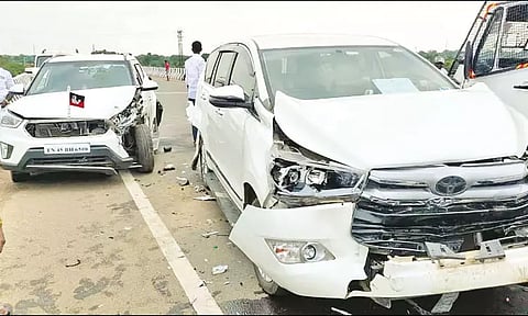 பசும்பொன்னுக்கு செல்லும் வழியில் விபத்து: அ.தி.மு.க. முன்னாள் அமைச்சர்களின் கார்கள் அடுத்தடுத்து மோதல்