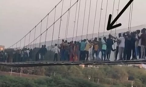 141 பேர் உயிரை பறித்த குஜராத் பாலம் சரிந்து விழுந்தது எப்படி? - நேரில் பார்த்தவர் பகீர் தகவல்