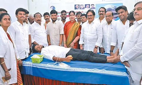 இந்திரா காந்தி நினைவு தினத்தையொட்டி சென்னையில் மாணவர் காங்கிரசார் ரத்த தான முகாம்