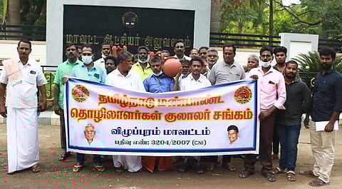 இலவச பொங்கல் பொருட்களோடு அடுப்பு, மண்பானை வழங்க வேண்டும்