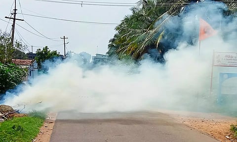 சாலையை ஆக்கிரமித்தபடி புகை மண்டலம் ஏற்பட்டதால் வாகன ஓட்டிகள் சிரமம்