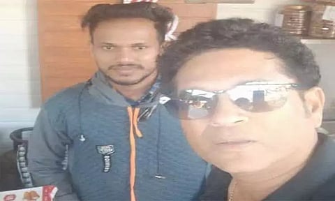 பெலகாவியில், சாலையோர கடையில் டீ குடித்த சச்சின் டெண்டுல்கர்