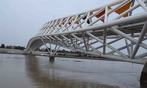 மோர்பி பாலம் விபத்து எதிரொலி; பிரதமர் திறந்து வைத்த அடல் பாலத்தில் புதிய கட்டுப்பாடு