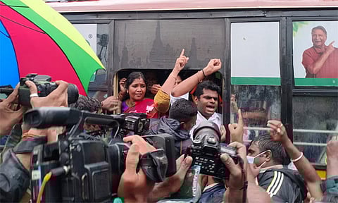 அனுமதியின்றி ஆர்ப்பாட்டம்; தமிழ்நாடு பாஜக தலைவர் அண்ணாமலை, மகளிரணி நிர்வாகிகள் கைது