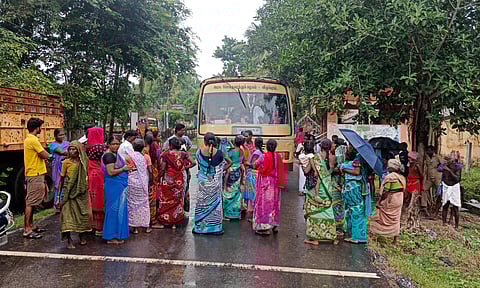 கிராம மக்கள் மறியல்