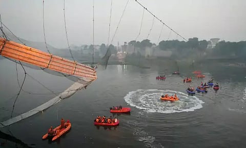 தொங்கு பாலம் விபத்து- குஜராத் முழுவதும் இன்று துக்க நாள் அனுசரிப்பு