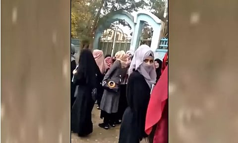 பெண்களுக்கு கல்வியா?...பல்கலைகழகத்தில் இருந்து மாணவிகளை விரட்டி அடித்த தலீபான்கள்...!