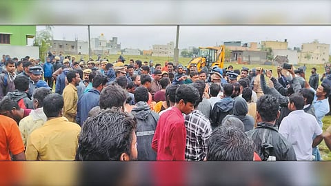 ஆதனூர் லட்சுமிபுரம் பகுதியில் ஆக்கிரமிப்பு வீடுகளை அகற்ற எதிர்ப்பு தெரிவித்து பொதுமக்கள் போராட்டம்