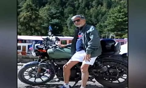 அஜித் பாணியில் பைக்கில் அமர்ந்து போஸ் கொடுத்த எஸ்.ஏ.சந்திரசேகர்