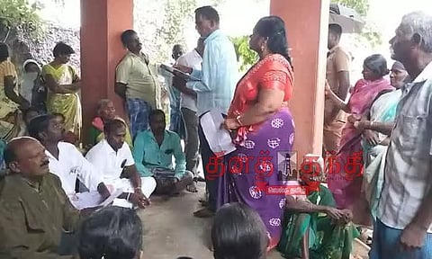 தனித்தனியாக கிராம சபை கூட்டத்தை நடத்திய தலைவர், துணைத்தலைவர்