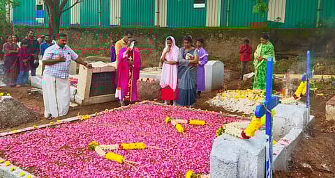 கம்பத்தில் கல்லறை திருநாள் அனுசரிப்பு