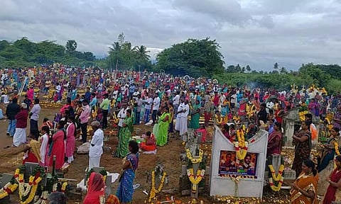 மூங்கில்துறைப்பட்டில் கல்லறை திருநாள் கிறிஸ்தவர்கள் மெழுகுவர்த்தி ஏற்றி பிரார்த்தனை