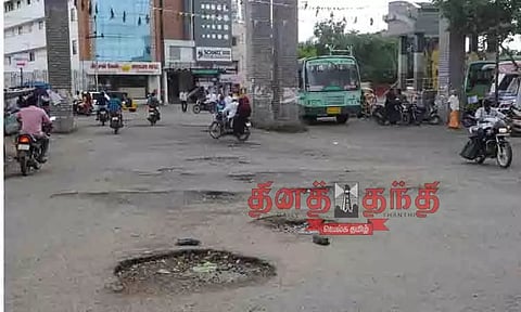 குண்டும், குழியுமாக காட்சியளிக்கும் பெரம்பலூர் புதிய பஸ் நிலையம்