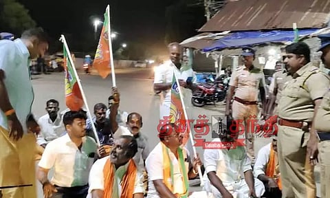 கமுதி அருகே பா.ஜ.க.வினர் சாலை மறியல்; 29 பேர் கைது