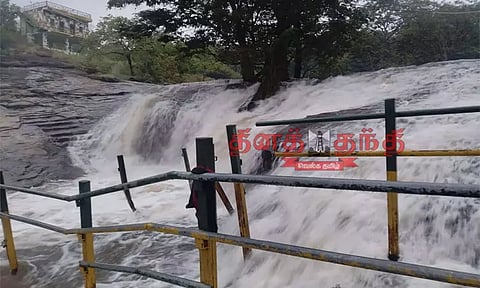 தொடர் மழை: கும்பக்கரை அருவியில் வெள்ளப்பெருக்கு - சுற்றுலா பயணிகள் குளிக்க தடை