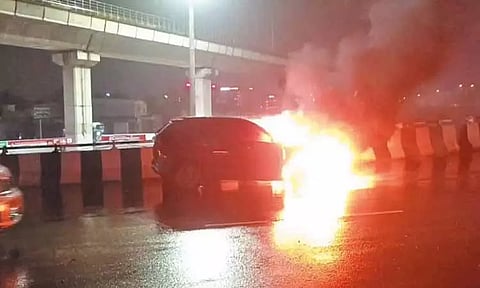 கத்திப்பாரா மேம்பாலத்தில் கார் தீப்பிடித்து எரிந்ததால் பரபரப்பு