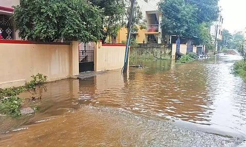 ஊரப்பாக்கம் சாலைகளில் பெருக்கெடுத்து ஓடும் மழை நீரால் பொதுமக்கள் அவதி