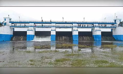 தொடர் மழை காரணமாக புழல், செம்பரம்பாக்கம் ஏரியில் இருந்து வினாடிக்கு 100 கன அடி தண்ணீர் திறப்பு