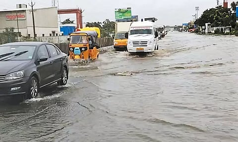 சாலையில் மழைநீர் கடல் போல் தேங்கி நிற்பதால் பொதுமக்கள் அவதி