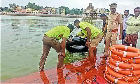 வீரராகவ பெருமாள் கோவில் குளத்தில் வெள்ளப்பாதிப்பில் தப்பிப்பது குறித்த ஒத்திகை நிகழ்ச்சி