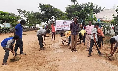அரசு பள்ளி மைதானத்தை சுத்தம் செய்த மாணவர்கள்