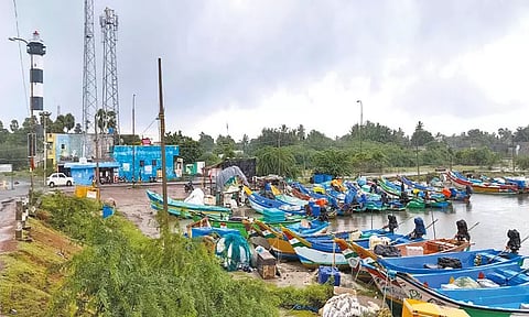 வடகிழக்கு பருவமழையால் கடலில் சீற்றம்: பழவேற்காடு மீனவர்கள் மீன்பிடிக்க செல்லவில்லை
