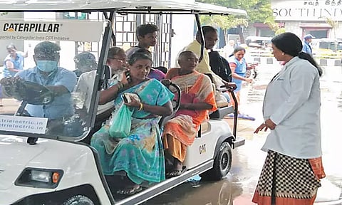 நோயாளிகள் மழையில் இருந்து தப்பிக்க ஓமந்தூரார் அரசு ஆஸ்பத்திரியில் 3 பேட்டரி கார்கள் இயக்கம்