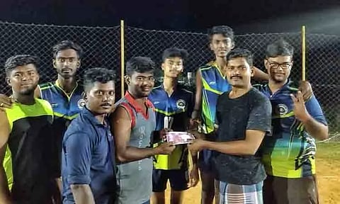 கைப்பந்து போட்டியில் வெற்றி பெற்ற அணிகளுக்கு பரிசு