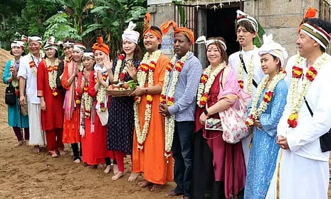 இந்திய கலாசாரத்தால் ஈர்ப்பு; கும்பகோணம் கோவிலில் சாமி தரிசனம் செய்த ஜப்பான் நாட்டினர்...!