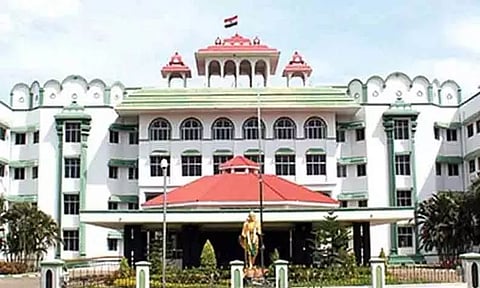 பட்டியல் இனமக்கள் கோவிலுக்குள் சென்று வழிபாடு செய்ய அனுமதி - மதுரை ஐகோர்ட்டு கிளை உத்தரவு