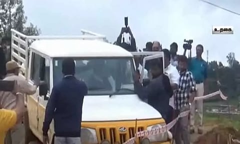 உதகை அருகே அமைச்சர் ராமச்சந்திரன் சென்ற வாகனம் பள்ளத்தில் இறங்கியதால் பரபரப்பு