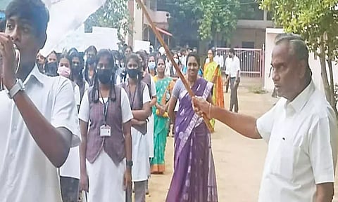 பள்ளியில் தேசிய ஒருமைப்பாட்டு ஓட்டம்