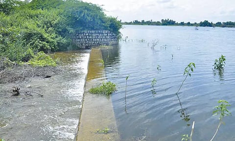 திருத்தணி ஒன்றியத்தில் ஏரி நிரம்பியதால் விவசாயிகள் மகிழ்ச்சி