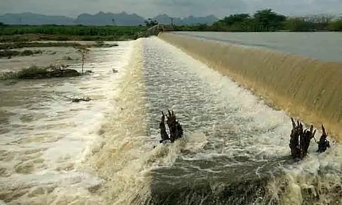 நிரம்பி மறுகால் பாயும் கண்மாய்கள்