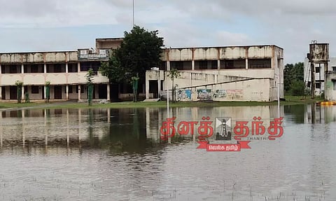 2,400 ஏக்கர் நெற்பயிர்கள் நீரில் மூழ்கின