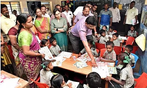 மாணவர்களின் கல்வித்திறன் குறித்து கலெக்டர் திடீர் ஆய்வு