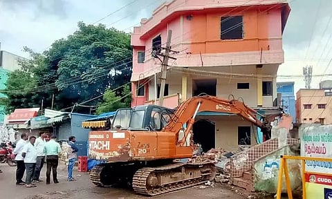 நீர்நிலை ஆக்கிரமிப்புகள் அகற்றும் பணி: விருத்தாலத்தில் மருத்துவமனை கட்டிடம் இடிப்பு போலீஸ் பாதுகாப்புடன் அதிகாரிகள் நடவடிக்கை