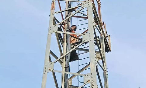 மாயமான மகளை கண்டுபிடித்து தரக்கோரி செல்போன் கோபுரம் மீது ஏறி தொழிலாளி தற்கொலை மிரட்டல் - 1 மணி நேரம் போராடி போலீசார் மீட்டனர்
