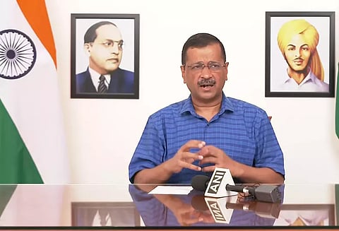 டெல்லி பாஜக அலுவலகம் முன்பு அரவிந்த் கெஜ்ரிவாலை ஹிட்லருடன் ஒப்பிட்டு வைக்கப்பட்டுள்ள பேனரால் பரபரப்பு!