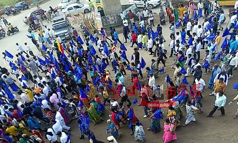 போலீஸ் இன்ஸ்பெக்டர் மஞ்சுநாத் மீது நடவடிக்கை எடுக்க கோரி ஊர்வலம்; கர்நாடக அரசியலமைப்பு பாதுகாப்பு கூட்டமைப்பினர் நடத்தினர்