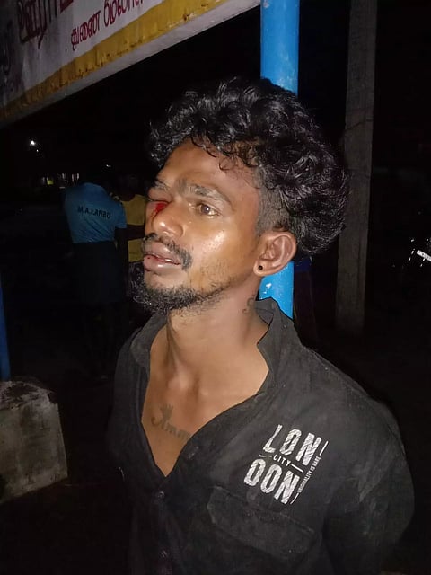 பெண்ணிடம் நகை பறித்த வாலிபரை கம்பத்தில் கட்டிவைத்த கிராம மக்கள்