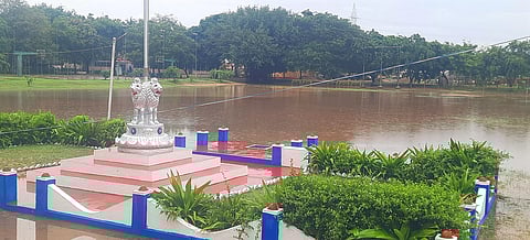 தாழ்வான பகுதிகளை வெள்ளம் சூழ்ந்ததால் மக்கள் அவதி